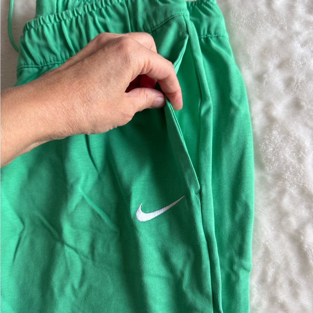 Nike Mint Green Athletic Set - Picture 2 of 9